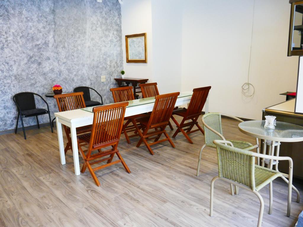 First 1 Boutique Hostel At Sukhumvit 1 Bangkok Luaran gambar