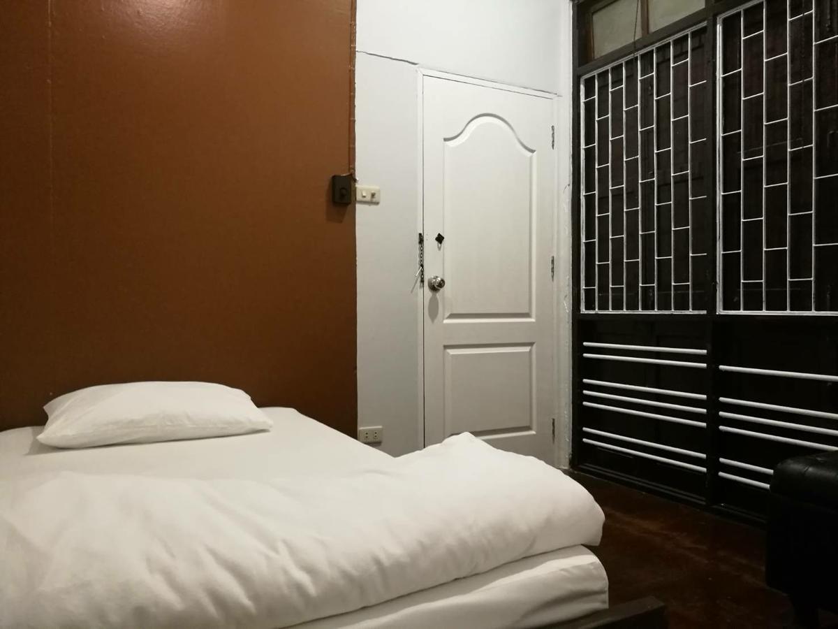 First 1 Boutique Hostel At Sukhumvit 1 Bangkok Luaran gambar