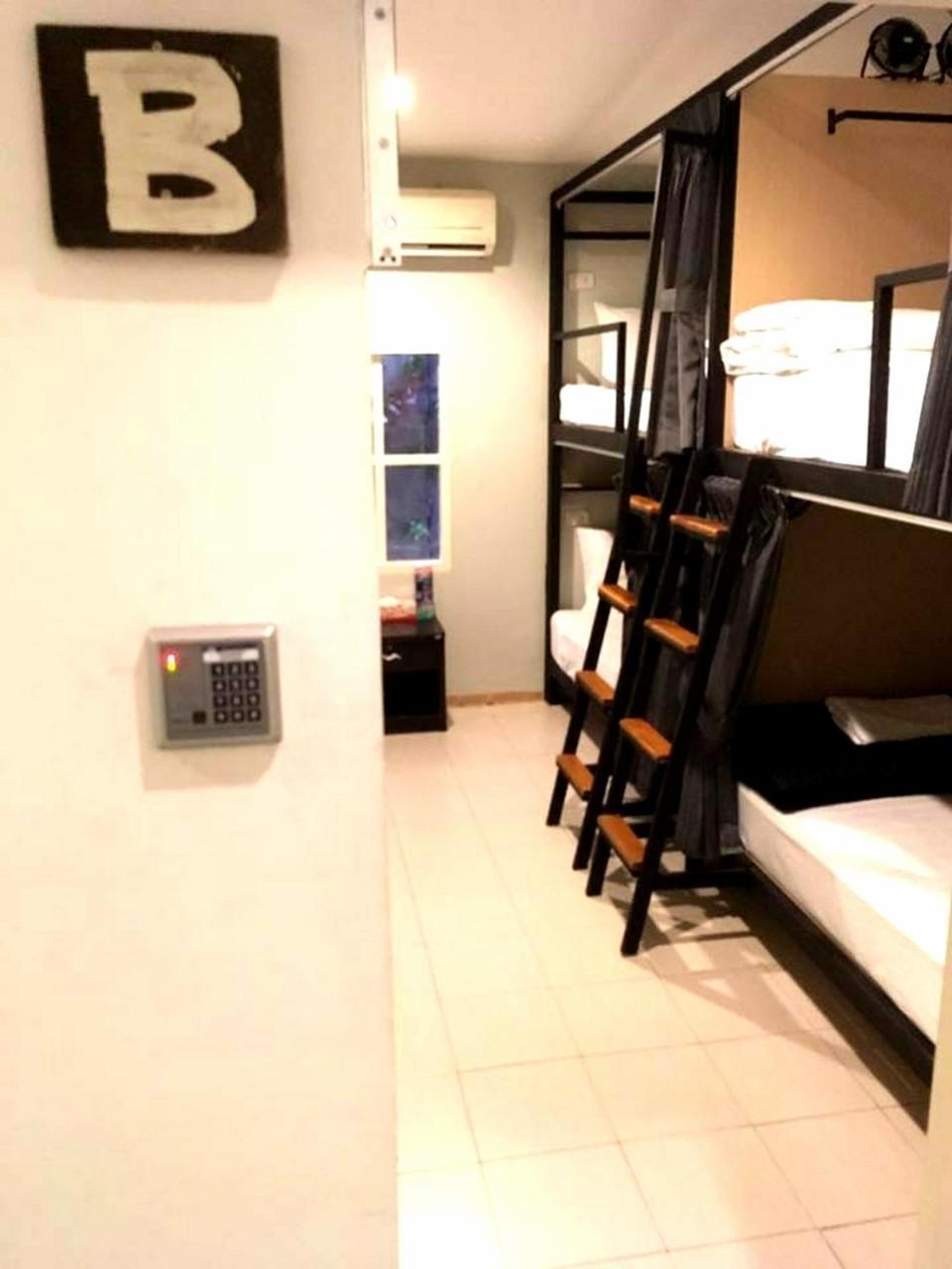 First 1 Boutique Hostel At Sukhumvit 1 Bangkok Luaran gambar